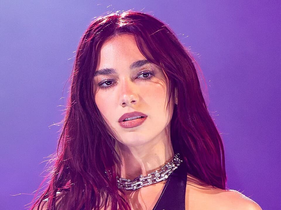 Dua Lipa se marie, Mbappé et Ester Expósito : les amours qui font la une