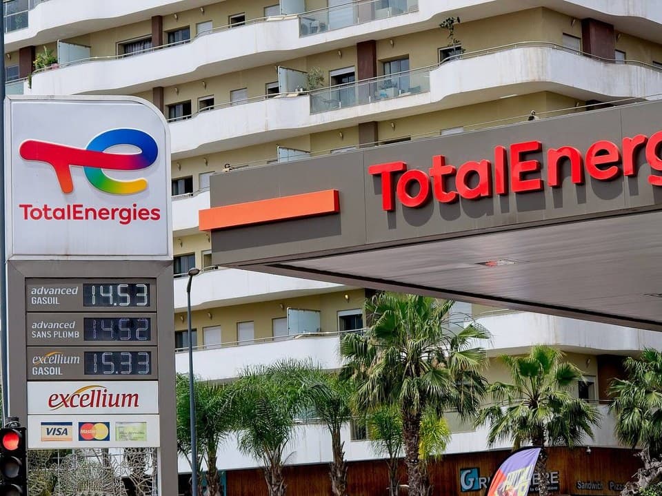 TotalEnergies rachète les renouvelables de Shell et cède 50 % à KKR pour 1,8 milliard d’euros