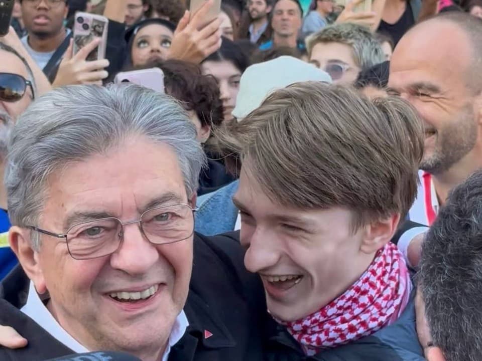 Qui est Elwan ? Le lycéen devenu viral après avoir embrassé Jean-Luc Mélenchon